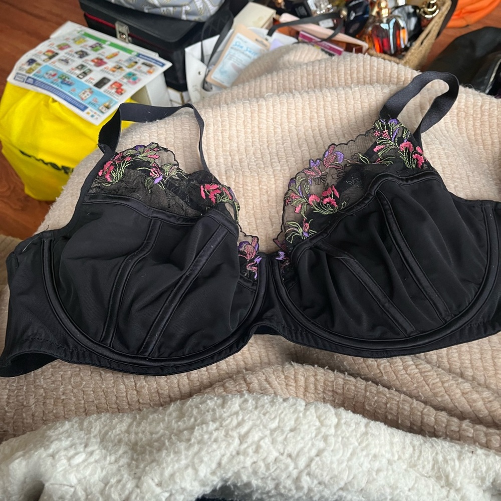 Deesse Black Floral Lace Appliqué Underwire Full Support Bra Size 48C.